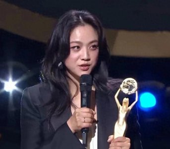 青龙电影奖颁奖典礼:汤唯携手金泰勇,共赴荣耀时刻