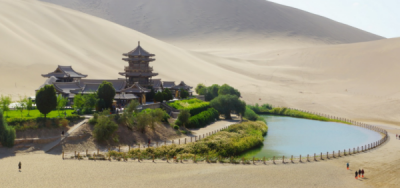 ​鸣沙山月牙泉在哪,鸣沙山月牙泉旁边的建筑是什么