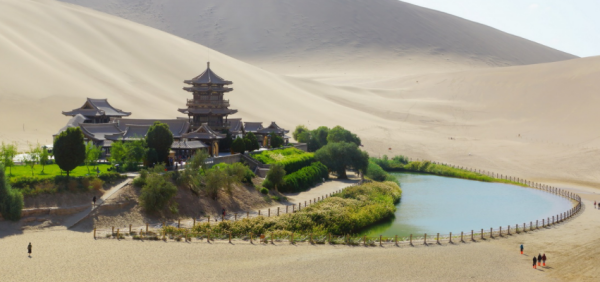 鸣沙山月牙泉在哪,鸣沙山月牙泉旁边的建筑是什么图1