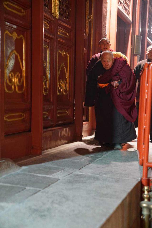 雍和宫上香祈福（雍和宫烧香怎么许愿）(6)