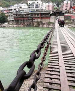 ​泸定桥是位于哪条河流上的铁索桥,泸定桥是位于哪条河流上的一个铁索桥?