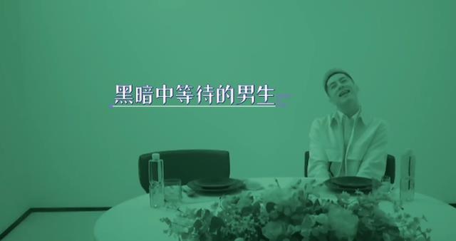 金晨父亲为啥讨厌卡斯柏？看到他出镜那一刻的坐姿，暴露个人修养