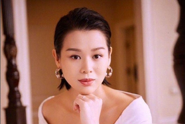 甩了相爱7年的黄宗泽的“港姐”胡杏儿，如今活出了令人羡慕的人生