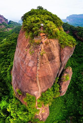 3、寻着千年古道，体验“百里画廊”粤北最美古村落罗坑古村和丹霞山；