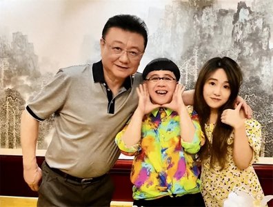 ​刘纯燕简历 如今57岁，与女儿酷似姐妹，主播老公相爱30年