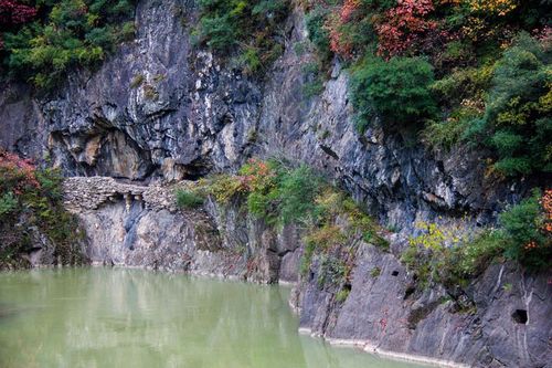 2、三国古栈道在汶川县城东南角的黑水河上修建，是中国唯一一条以古代栈道为基础而建设的交通要道。