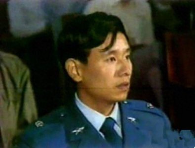 ​1982年他驾机叛逃，获五千两黄金被骗光，如今生活窘迫渴望回国