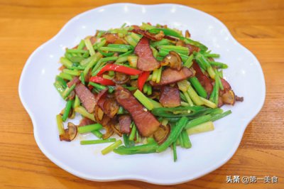 ​腊肉和什么炒菜好吃窍门（饭店的芹菜炒腊肉，为啥芹菜脆，腊肉软，让厨师长告