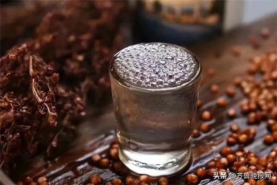 ​白酒怎么分辨好坏？行家：简单，一滴食用油让劣质酒无处遁形