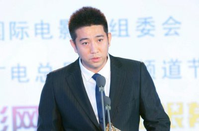 ​这个男人好胸襟，不仅容忍妻子发文思念初恋，还一起送花圈悼念