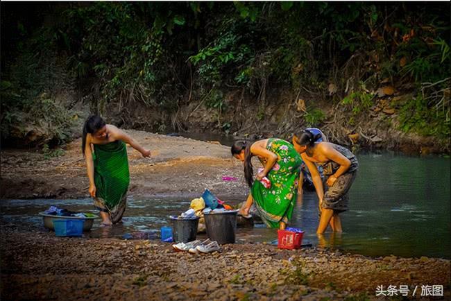 实拍：老挝女人河边沐浴美景