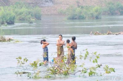 ​实拍：老挝女人河边沐浴美景