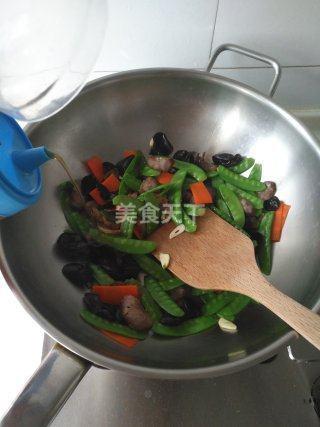 美食资讯：香肠炒荷兰豆的家常做法教程