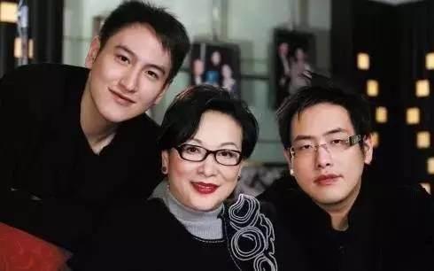 身家上百亿的他，坐飞机只坐经济舱，还未结婚却抚养35个孩子