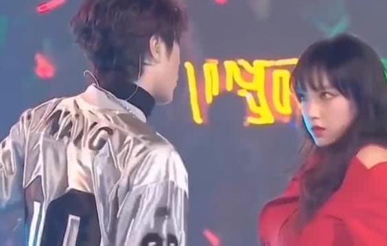 王一博程潇共舞,当他挑起程潇下巴,女生的反应,太撩了