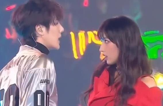 王一博程潇共舞,当他挑起程潇下巴,女生的反应,太撩了