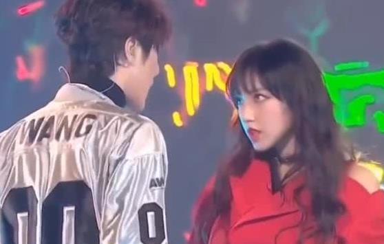 王一博程潇共舞,当他挑起程潇下巴,女生的反应,太撩了