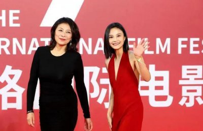 ​岳红罕见带32岁女儿亮相，女儿颜值不输妈，引起网友热议