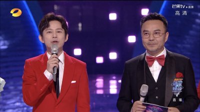 跨年感人场面:何炅穿越人群拥抱吴昕,天天兄弟围在一起秀戒指