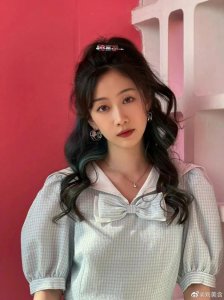 还记得《巴啦啦小魔仙》里的刘美含吗?考完研后去摆摊?