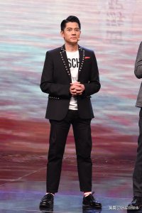 刘德华早年喜剧电影,当着郭富城的面演唱他的成名曲《龙神太子》