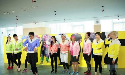 “奔跑的家族”多次转发热巴微博,网友:是蹭热度还是意有所指?