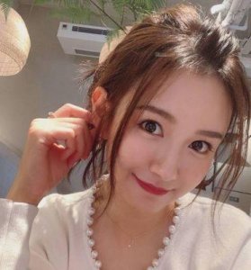 上海街头网友偶遇陈赫张子萱,陈赫表现占有欲,紧握妻子