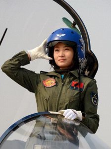 中国首位歼10女飞行员余旭:30岁意外牺牲,36万群众手捧菊花送别