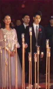 张云雷当伴郎,当众牵伴娘的手,让粉丝大呼羡慕!