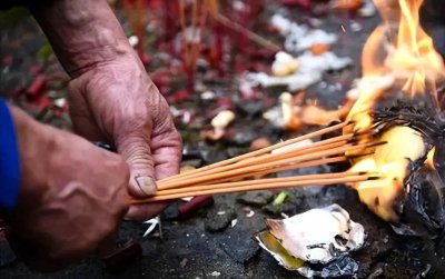 演员海清回老家祭祖近照曝光!素颜瘦脱相,大合照引争议