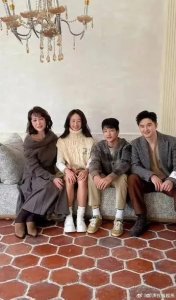 田亮叶一茜一家四口亮相:幸福满溢,温馨四溢