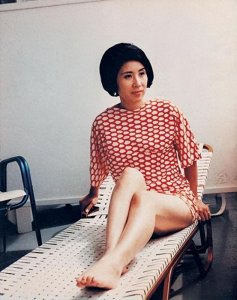 1960年,张灵甫妻子王玉玲在美国留影,32岁她身材性感,风韵犹存