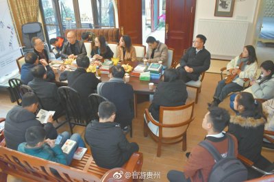 黄山谷说:“人不读书,则尘俗生其间,照镜则面目可憎