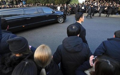 SHINee钟铉出殡 队友悲伤合体捧牌位抬棺