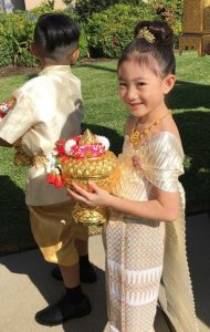 李小鹏的女儿奥莉长大了,引人注目的大长腿,大眼睛长睫毛太美了