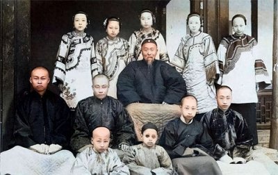 李鸿章临死给子孙留10多亿,52年后,他43岁的混血孙子却饿死街头