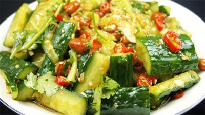 凉拌黄瓜,教你一个饭店秘制做法,清脆爽口,很多人没见过