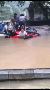 桂林阳朔:载有5人越野车被洪水冲走,景区船员筏工联手救人