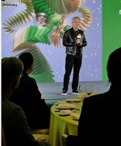 黄仁勋赞叹华为三折叠手机,用英文说不可思议,用中文说好棒厉害