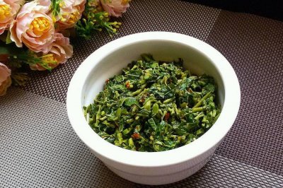 3勺油一把盐,这样腌的香椿芽,鲜嫩可口特美味