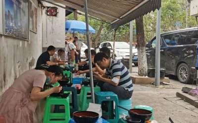成都这家面馆太牛了,一天卖出上千碗,谁来也只能坐门口小凳上吃