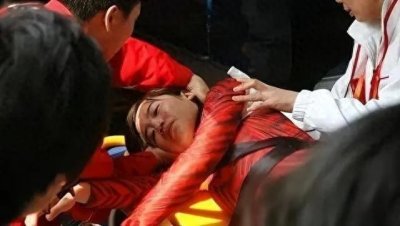 致命的冰刀:英国29岁冰球选手被割喉身亡,冰上运动的安全告警